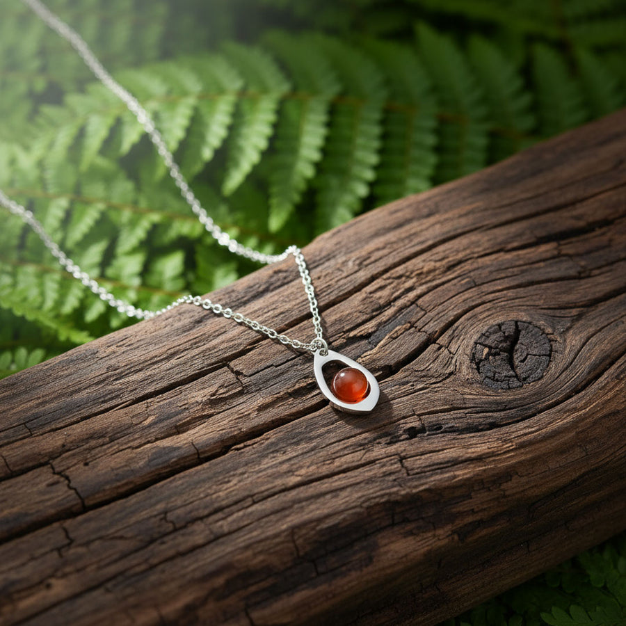 Collana con goccia in pietra naturale