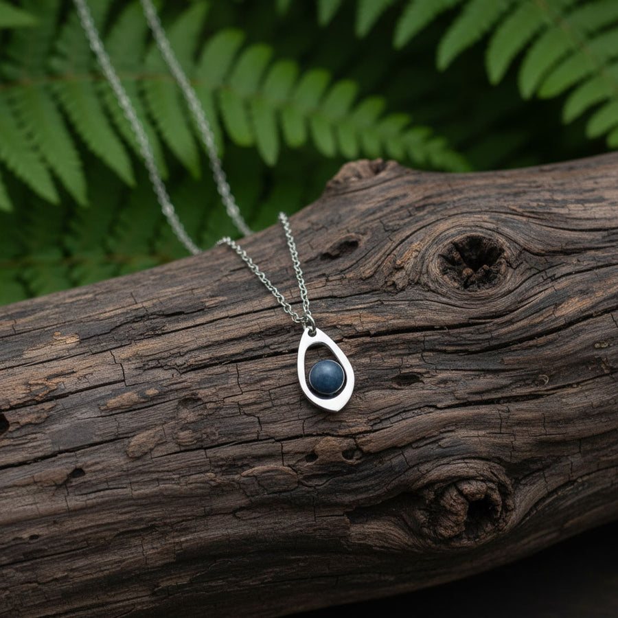 Collana con goccia in pietra naturale