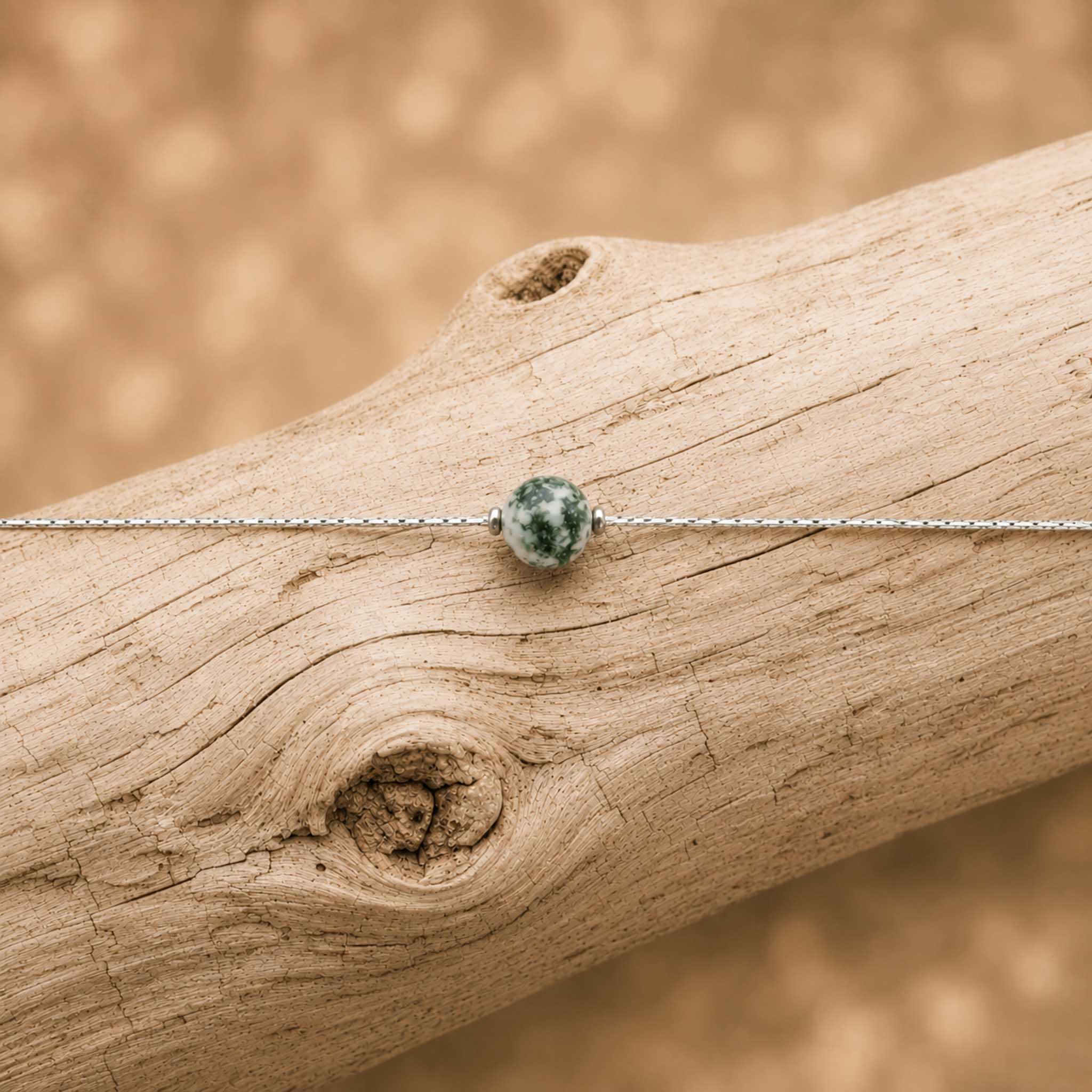 Collana con sfera in pietra naturale