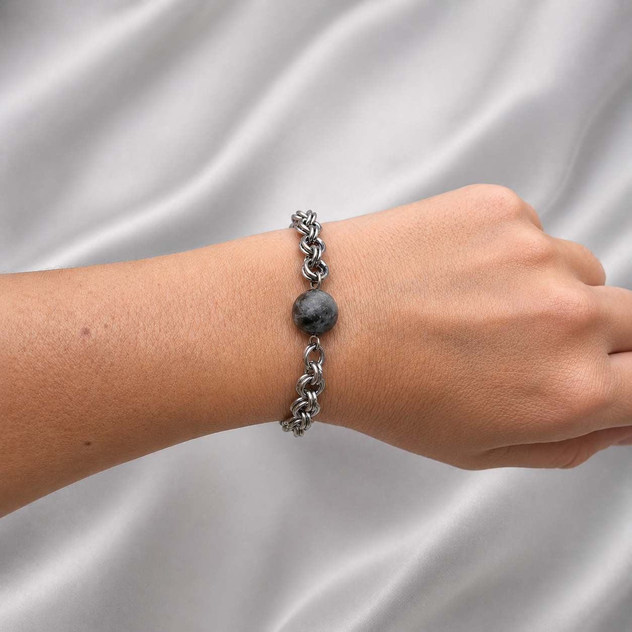 Bracciale con sfera in Larvikite