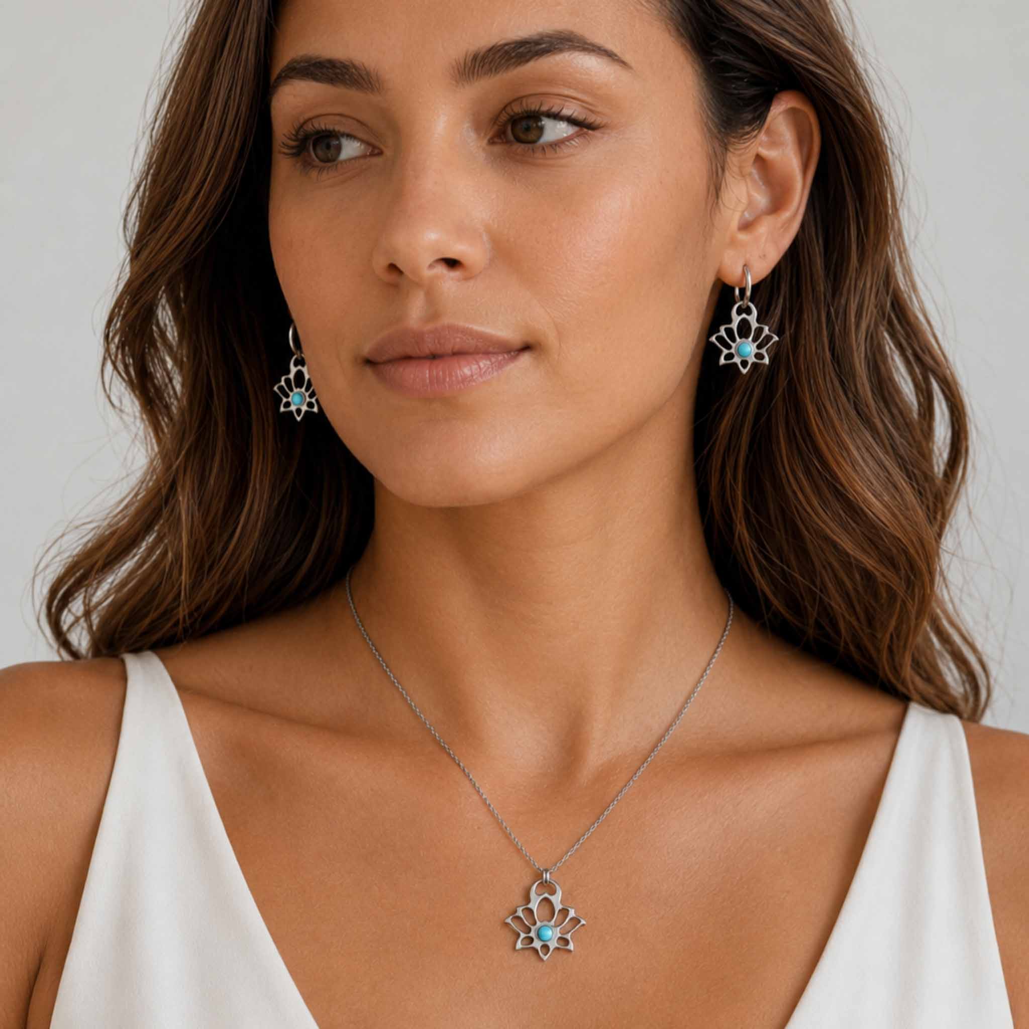 Collana con mini loto e orecchini con mini loto