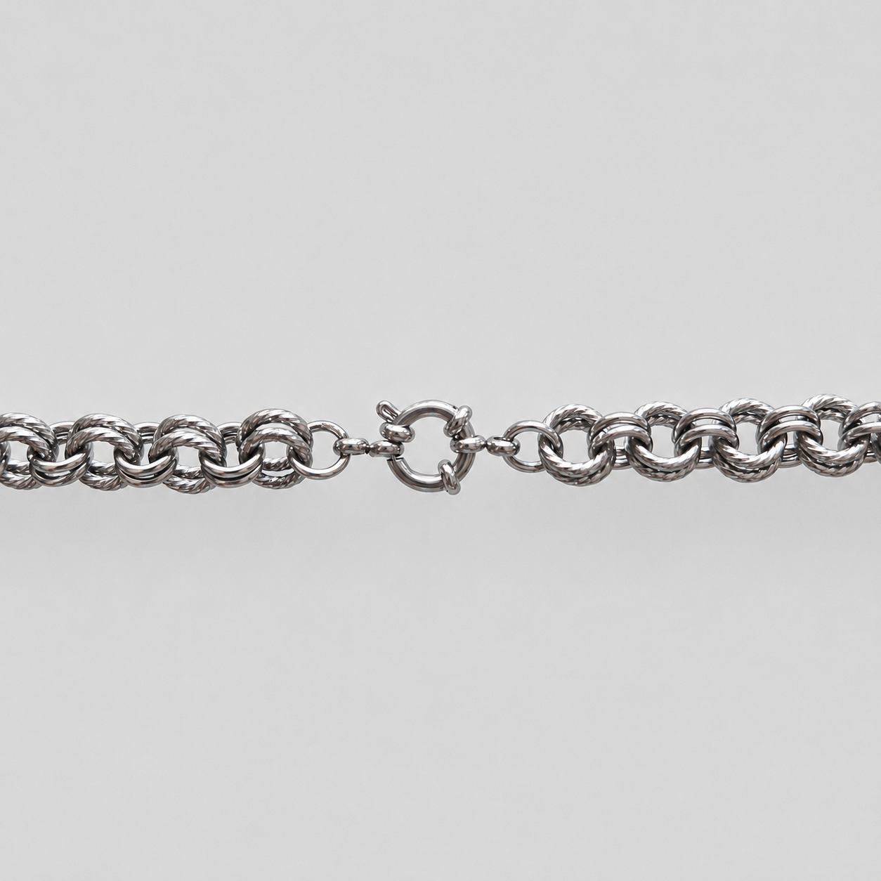 Dettaglio della chiusura della collana con sfera in quarzo rosa