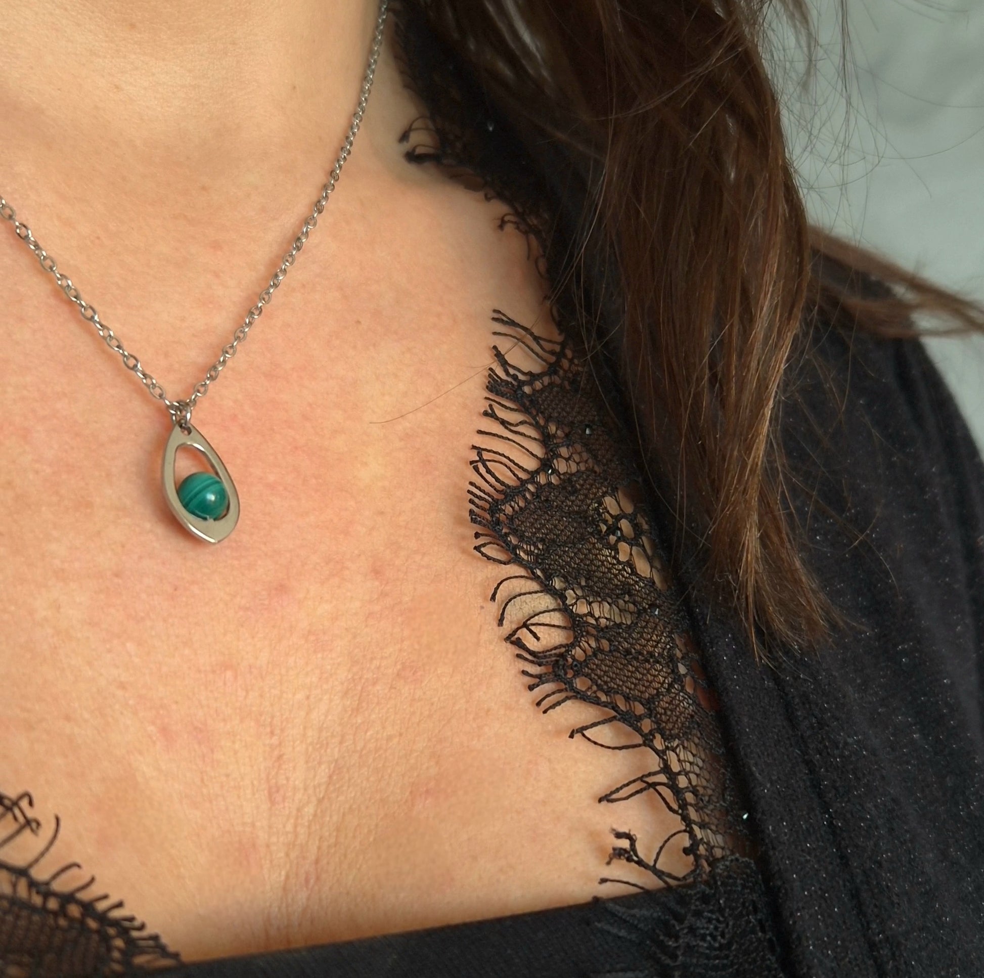 Collana in acciaio inossidabile a forma di goccia con pietra naturale