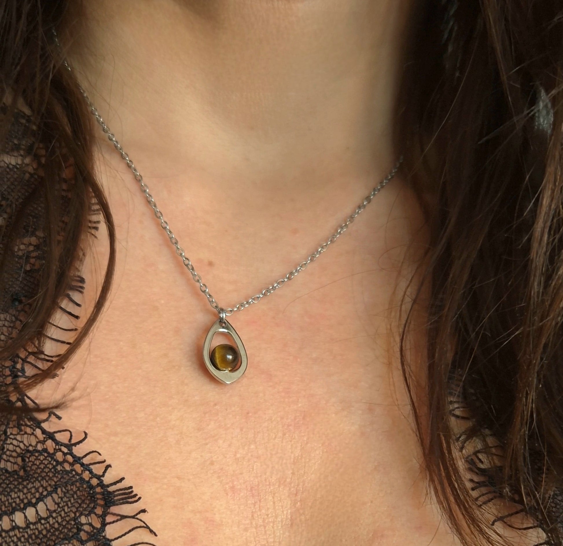 Collana in acciaio inossidabile a forma di goccia con pietra naturale
