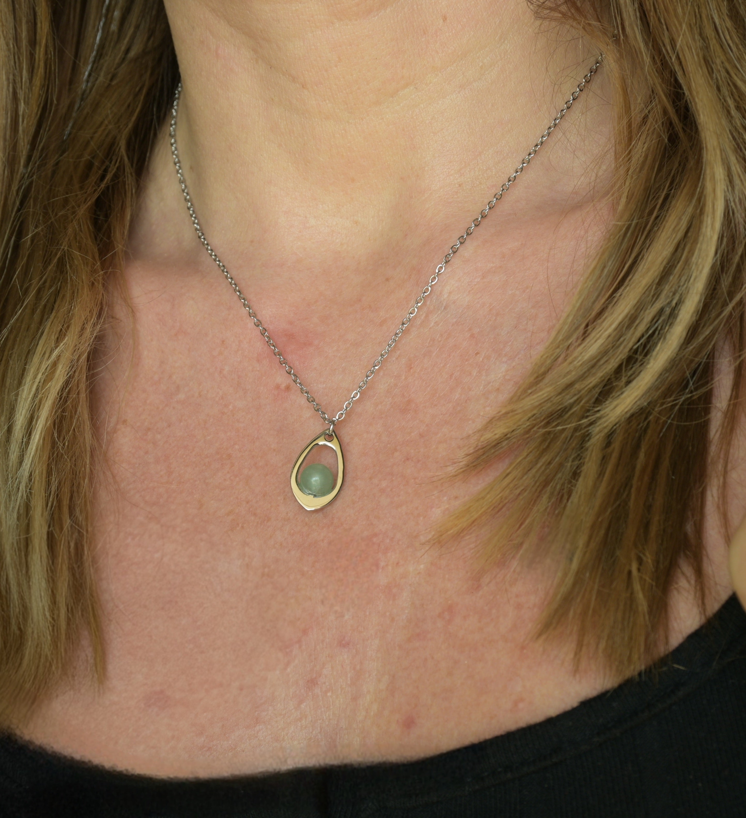 Goccia con pietra naturale