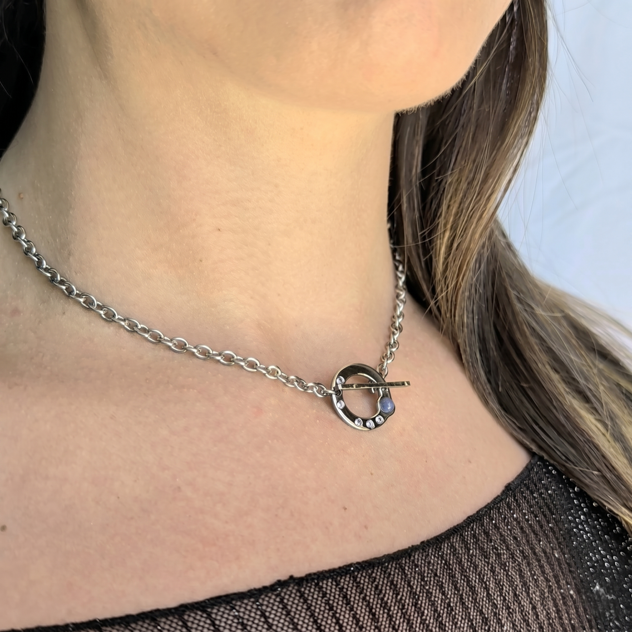 Cerchio con zirconi e pietra naturale