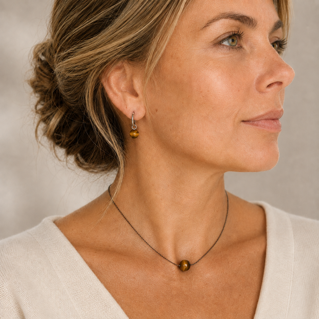 Collana e orecchini a cerchio con pietre naturali