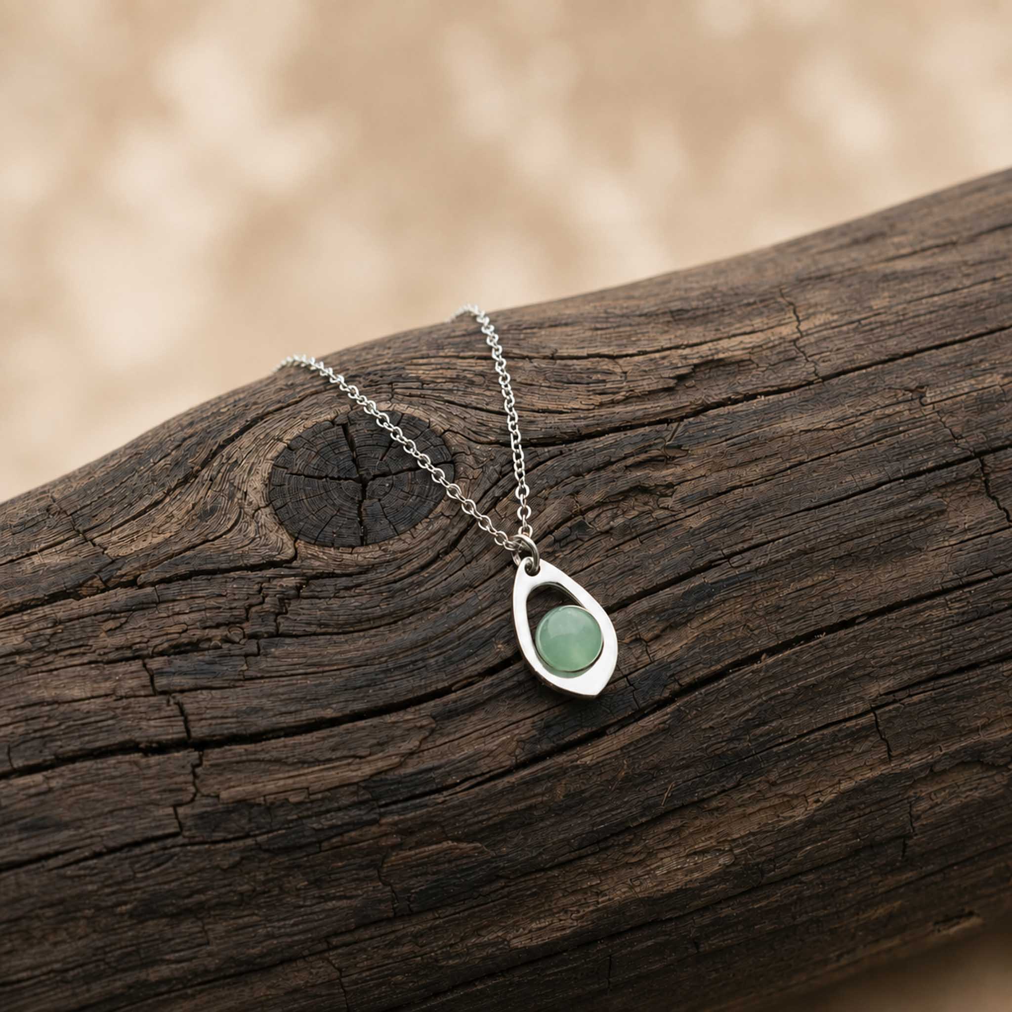 Collana con goccia in pietra naturale