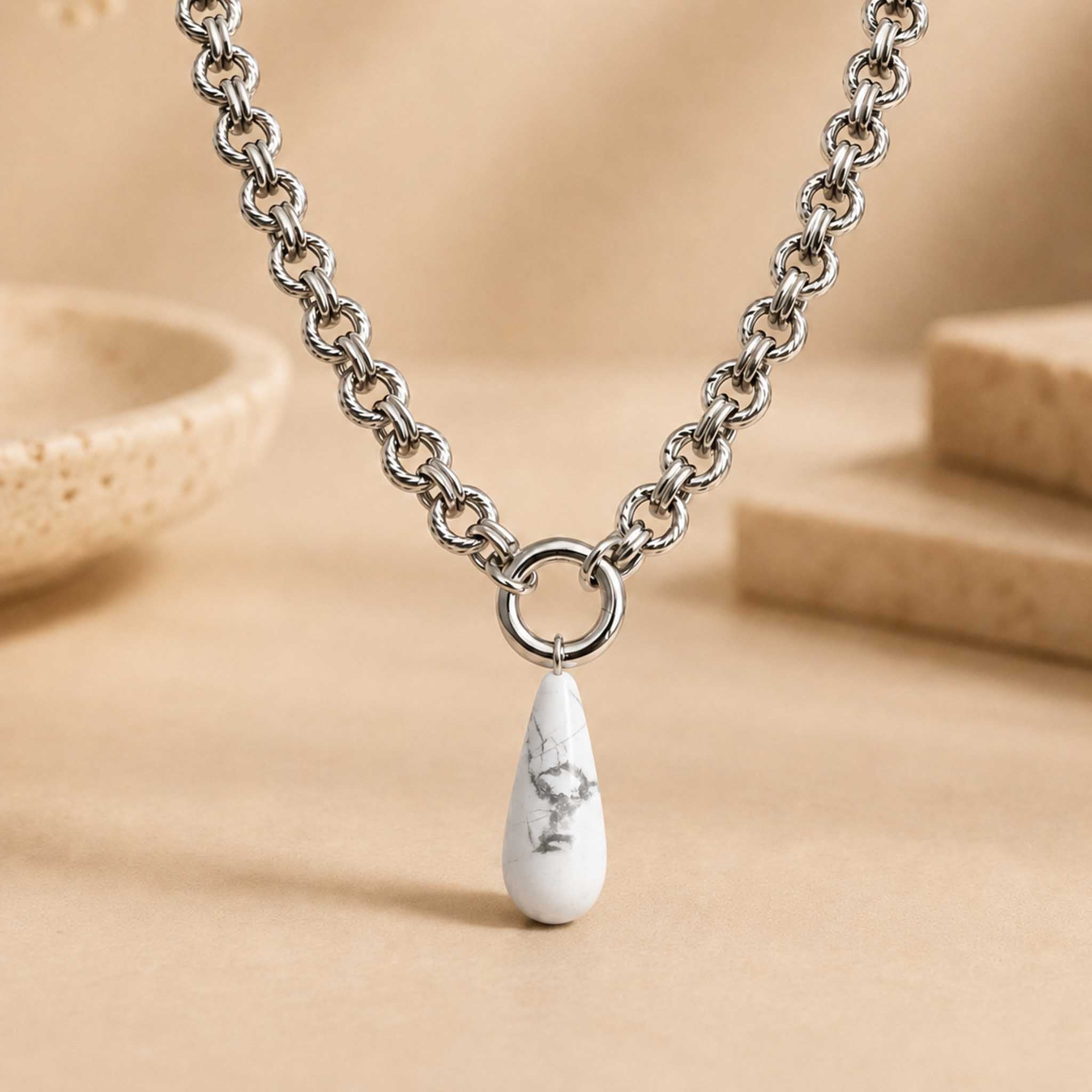 Collana con pendente a goccia in Howlite