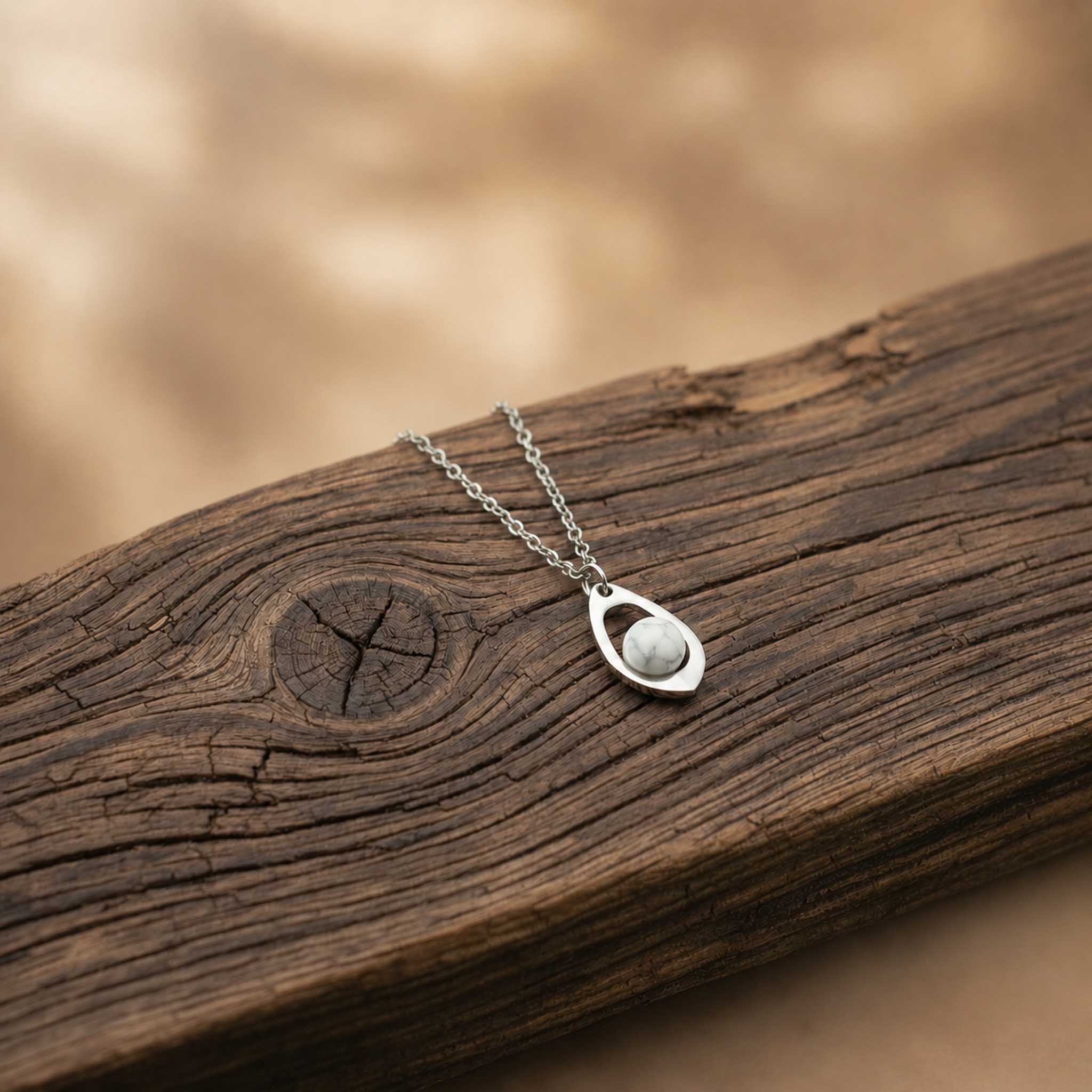 Collana con goccia in pietra naturale
