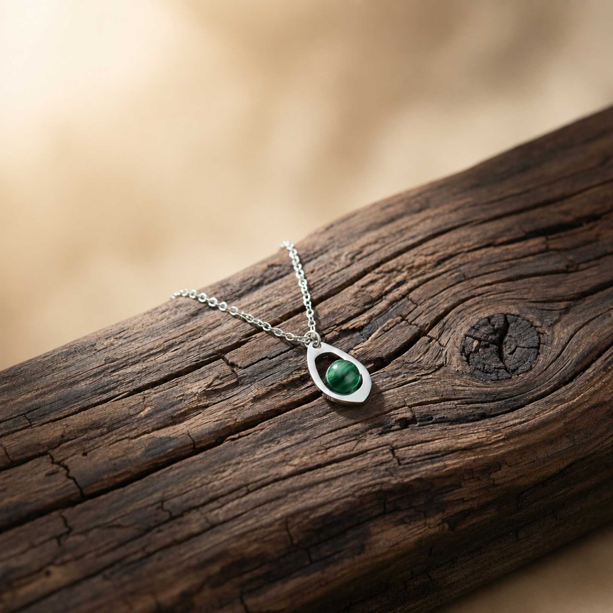 Collana con goccia in pietra naturale