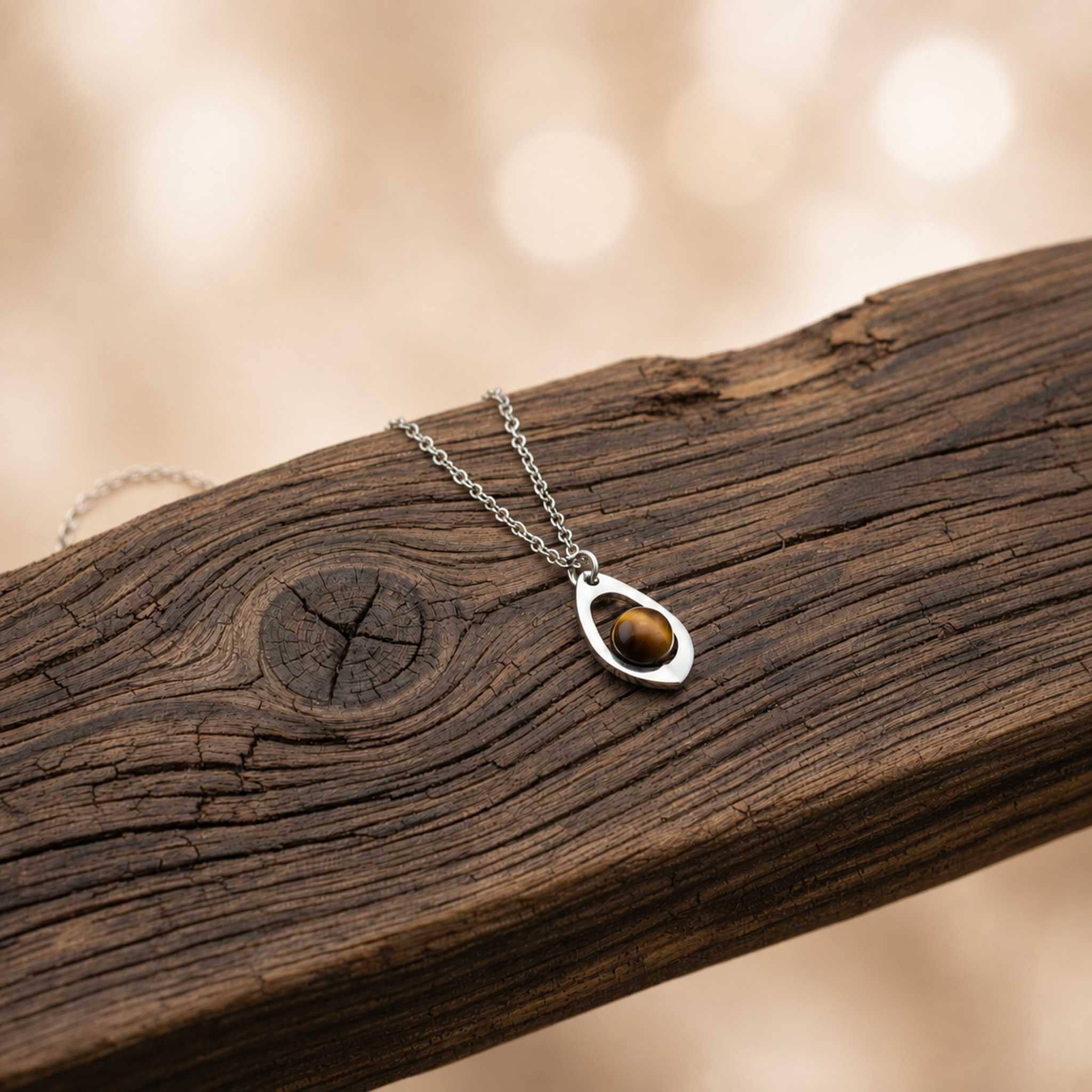 Collana con goccia in pietra naturale