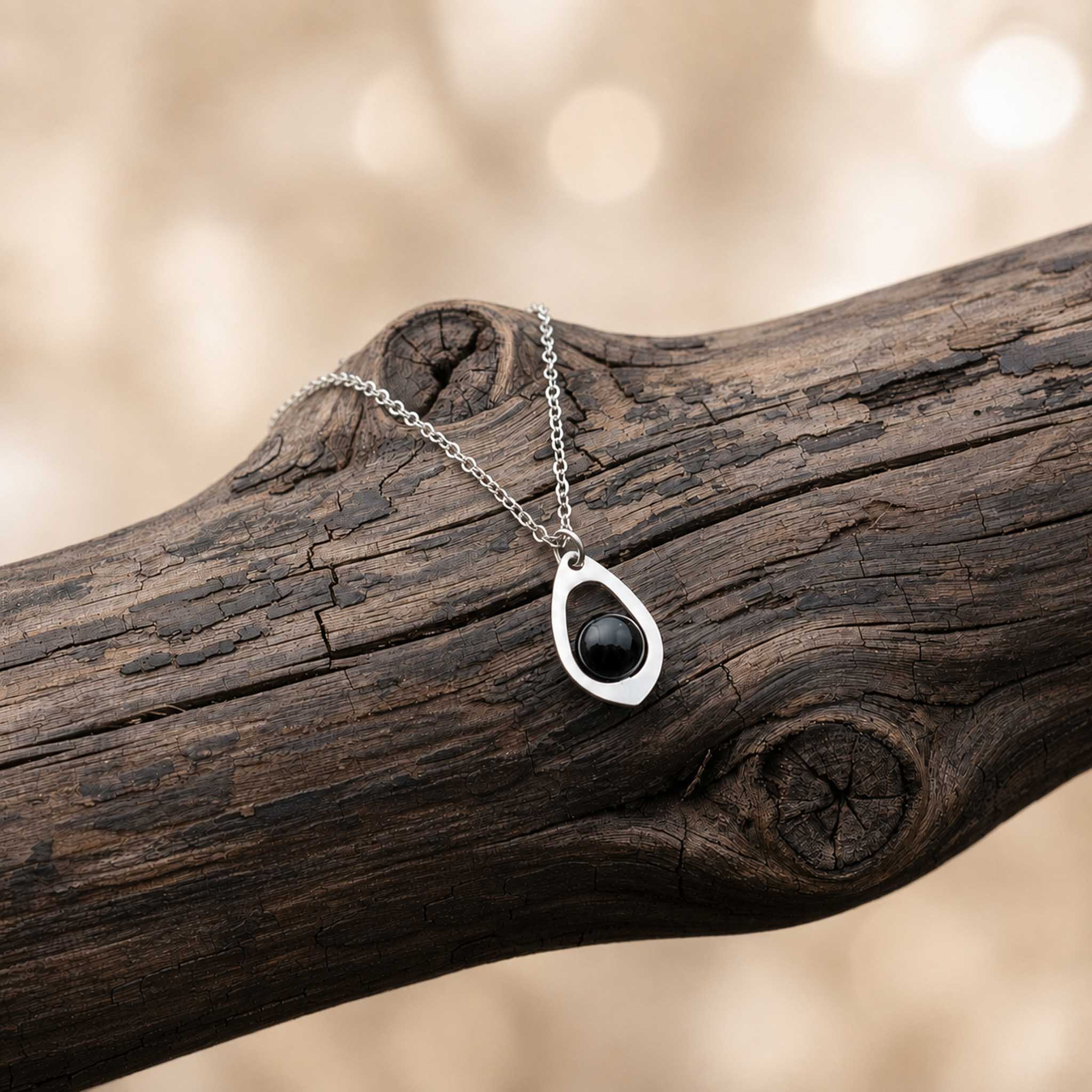 Collana con goccia in pietra naturale