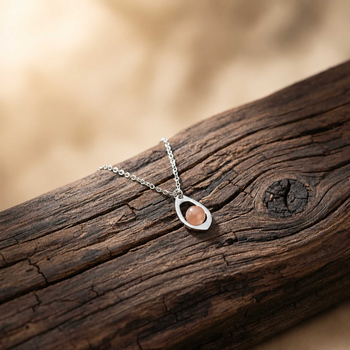 Collana con goccia in pietra naturale