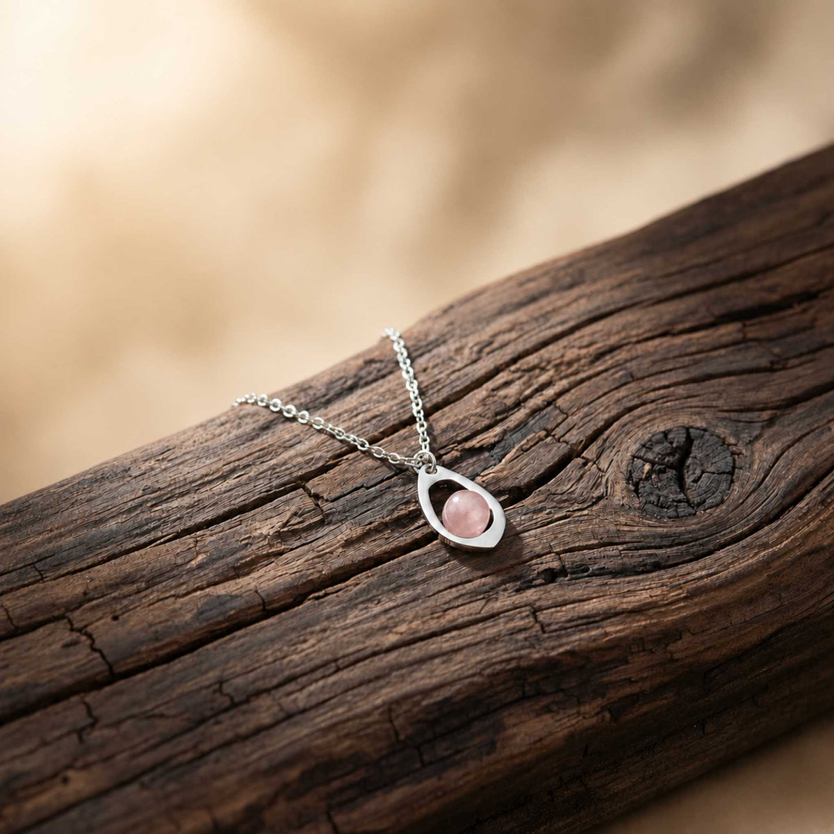 Collana con goccia in pietra naturale