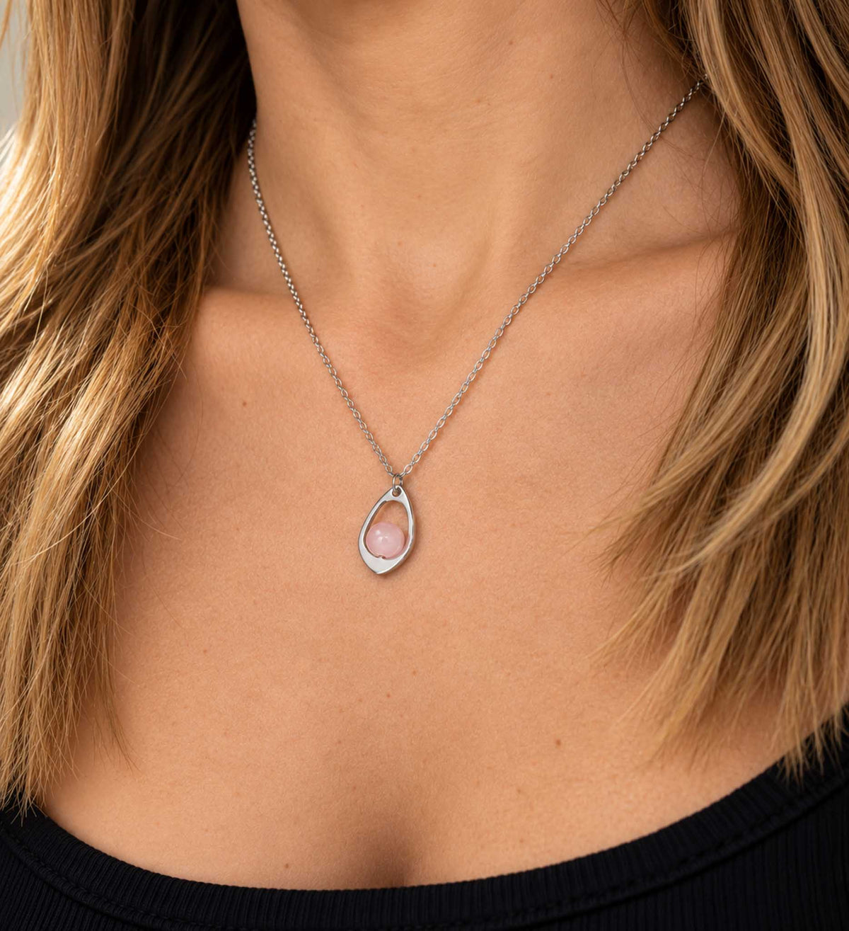Collana con goccia in pietra naturale