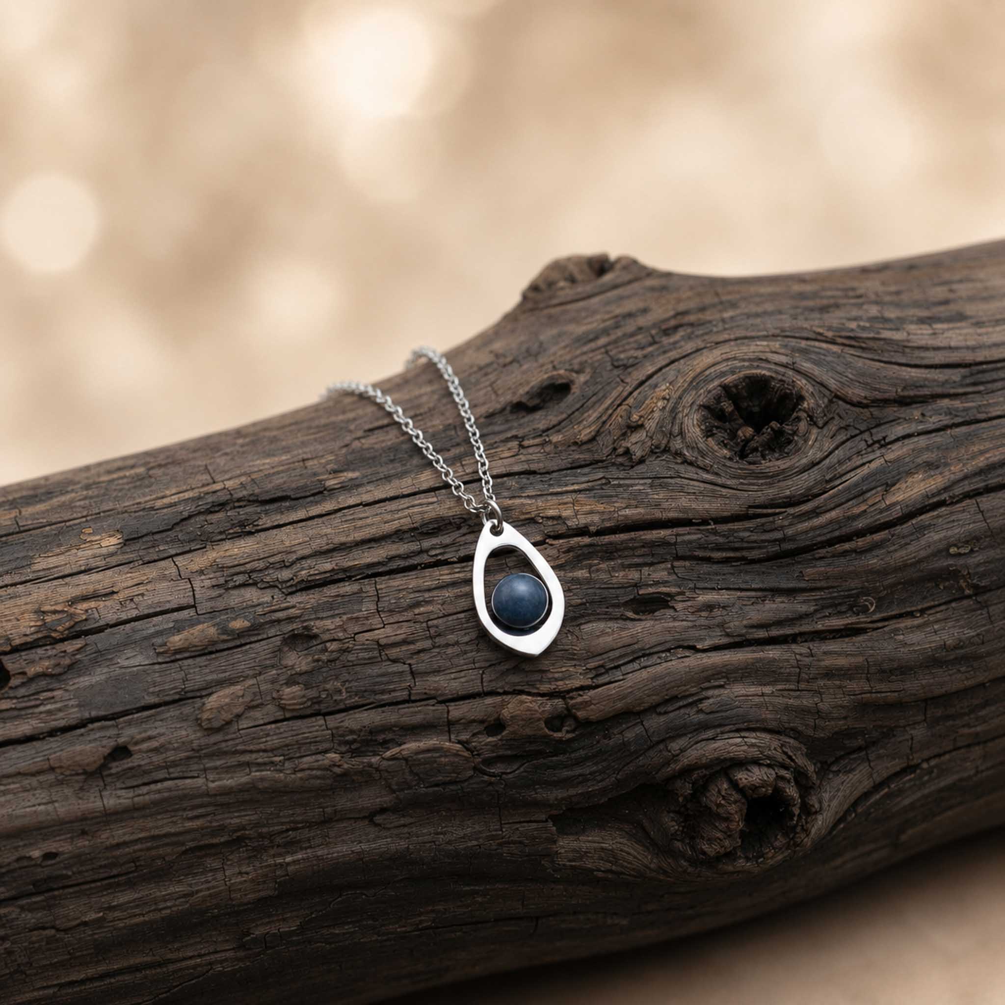 Collana con goccia in pietra naturale
