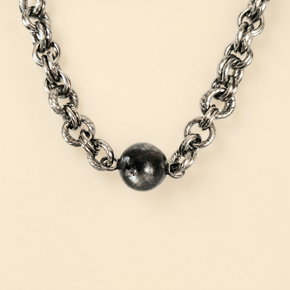 Collana con sfera in Larvikite