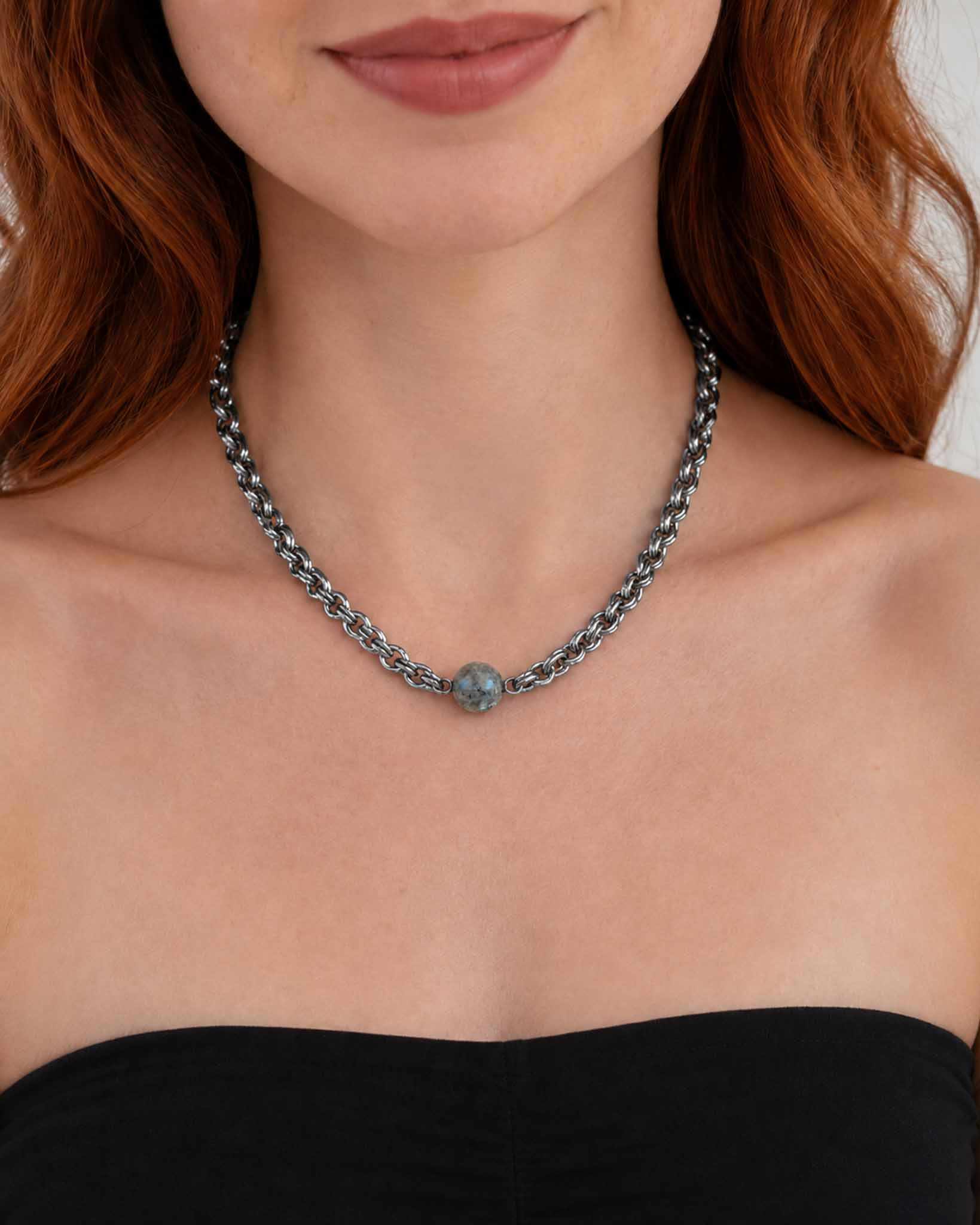 Collana con sfera in Larvikite naturale da 12 mm indossata