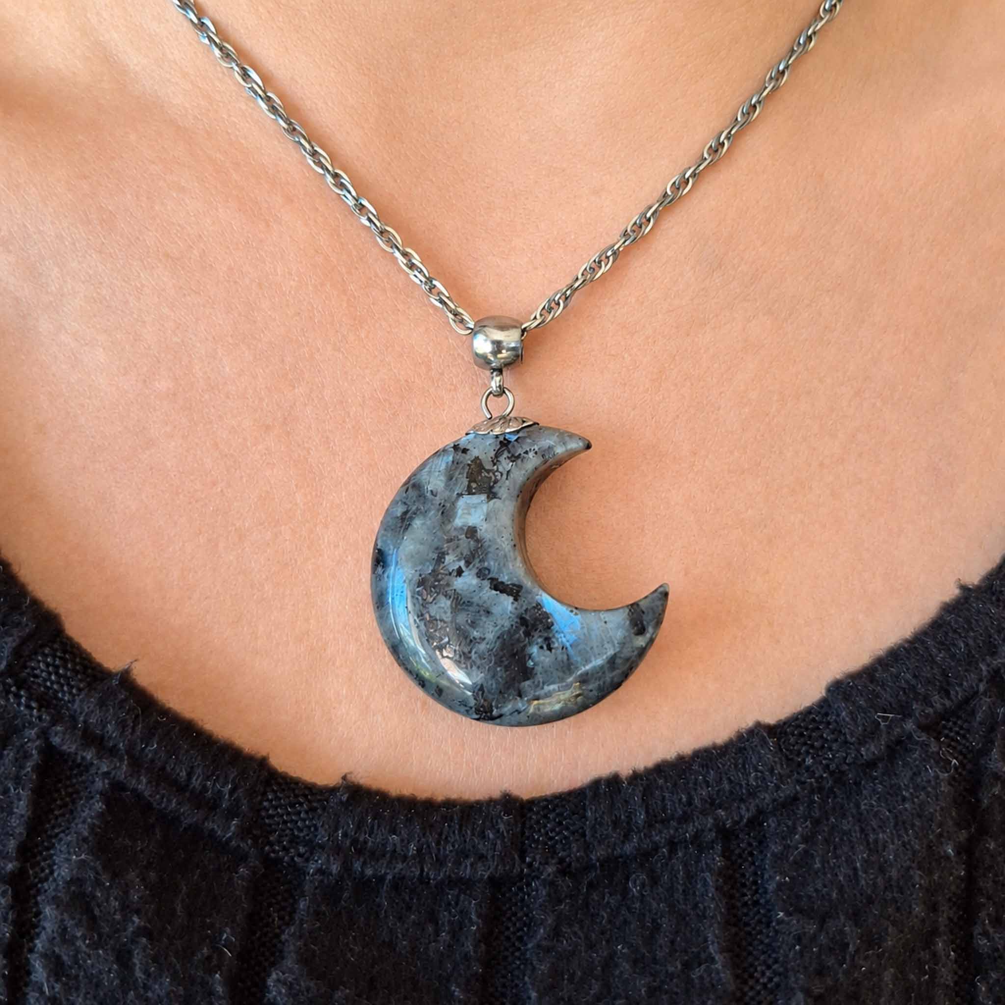 Luna in Labradorite nera