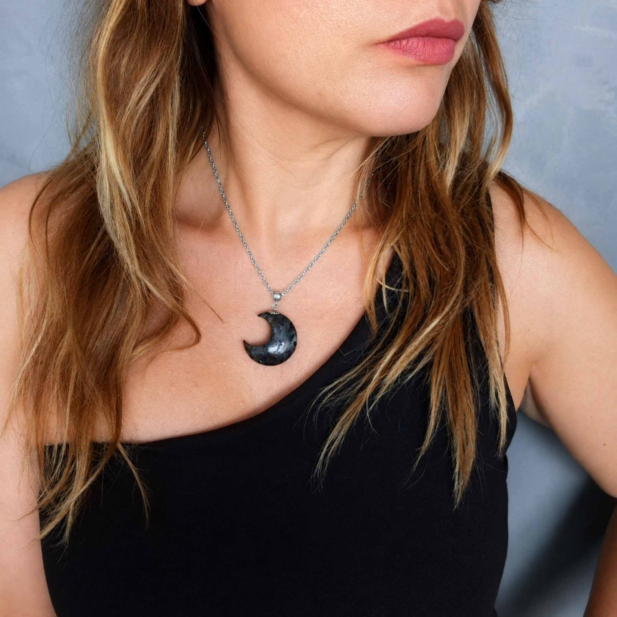 Luna in Labradorite nera