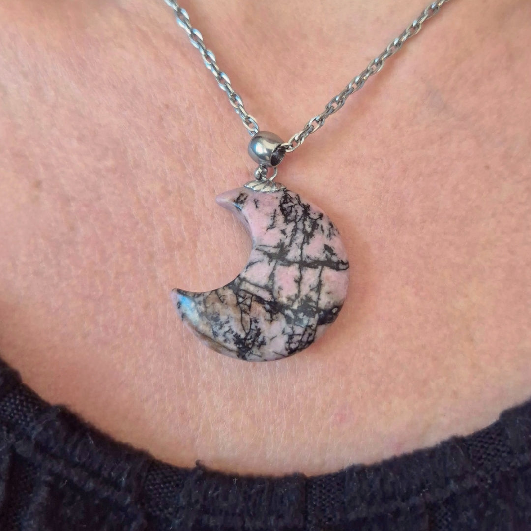 Luna in Rodonite