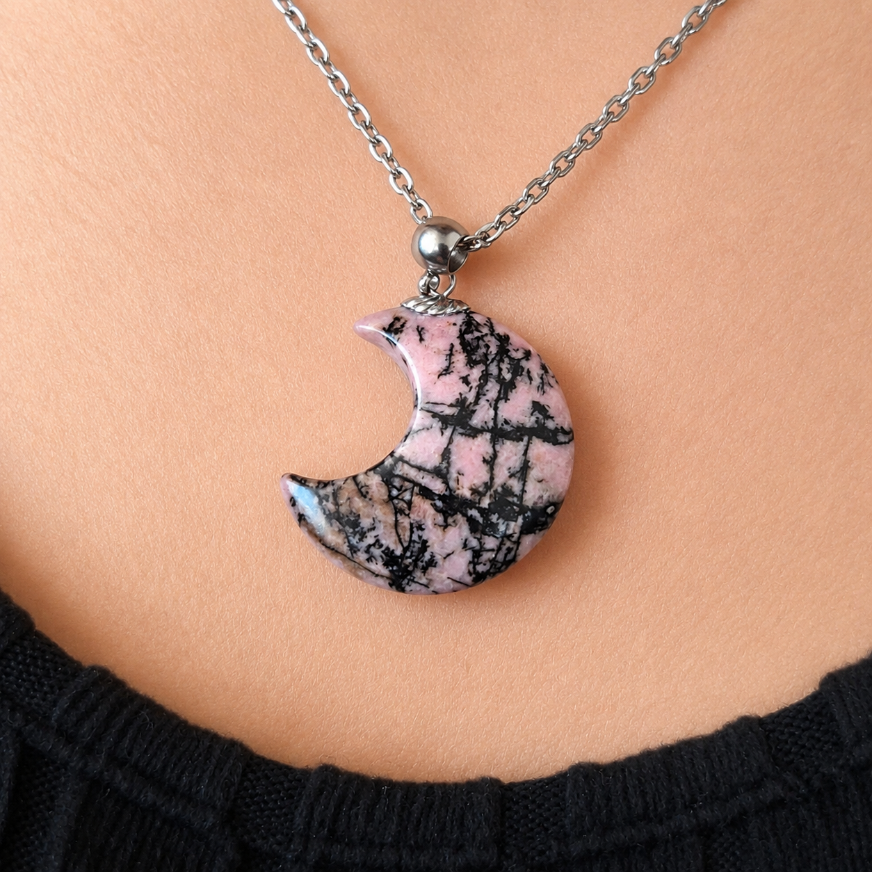 Luna in Rodonite
