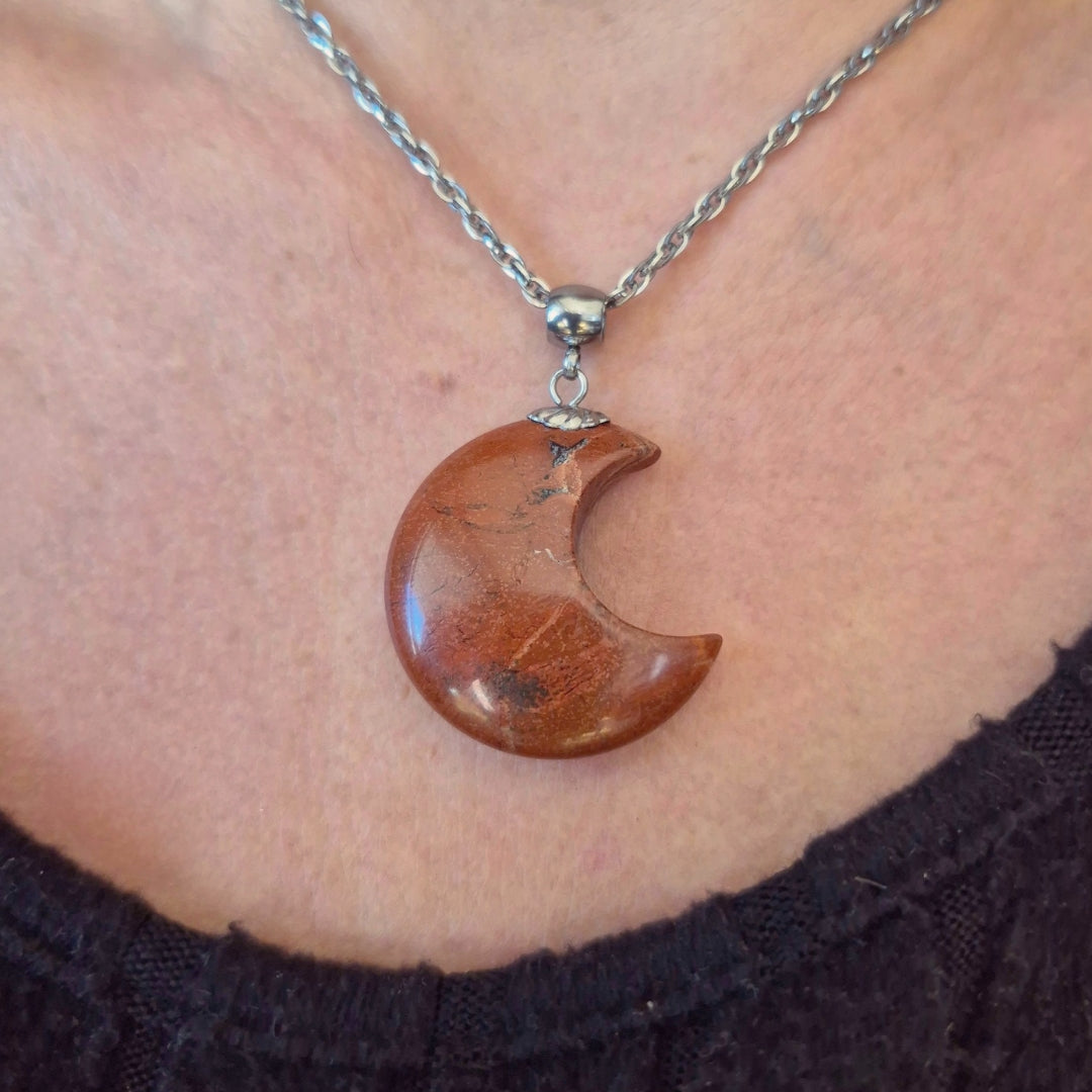 Collana con Luna in Diaspro rosso