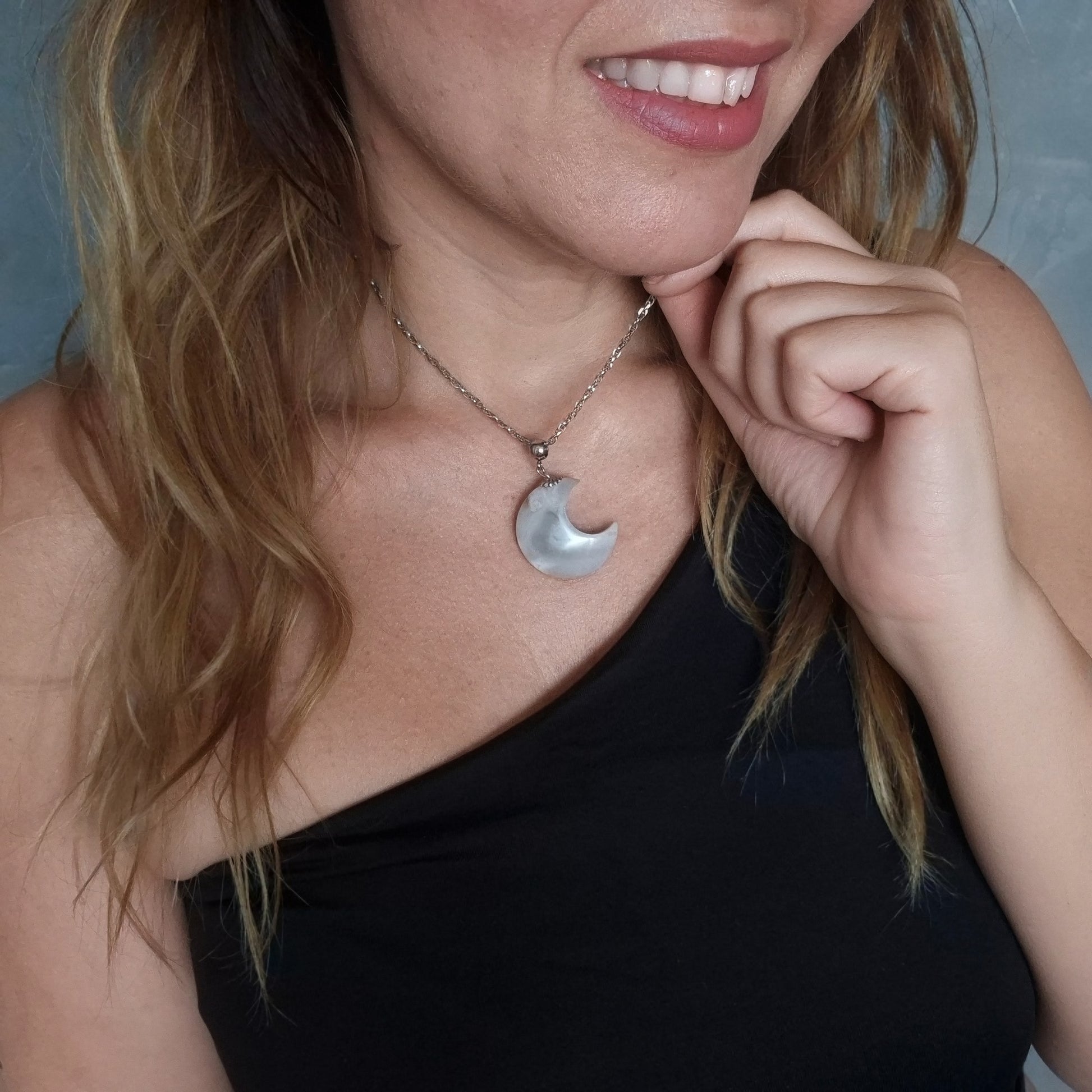 Collana con Luna in Labradorite grigia