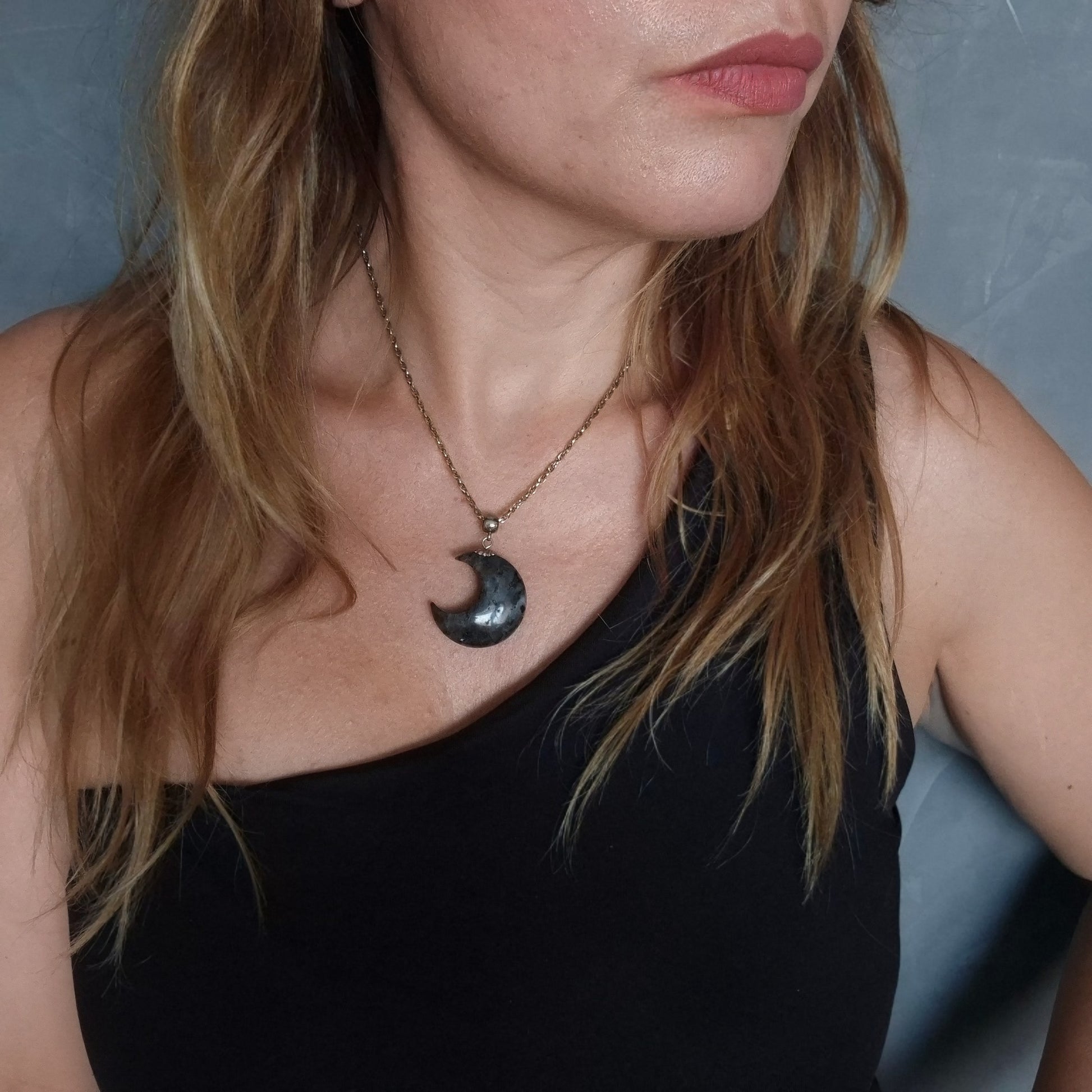 Collana con Luna in Labradorite nera