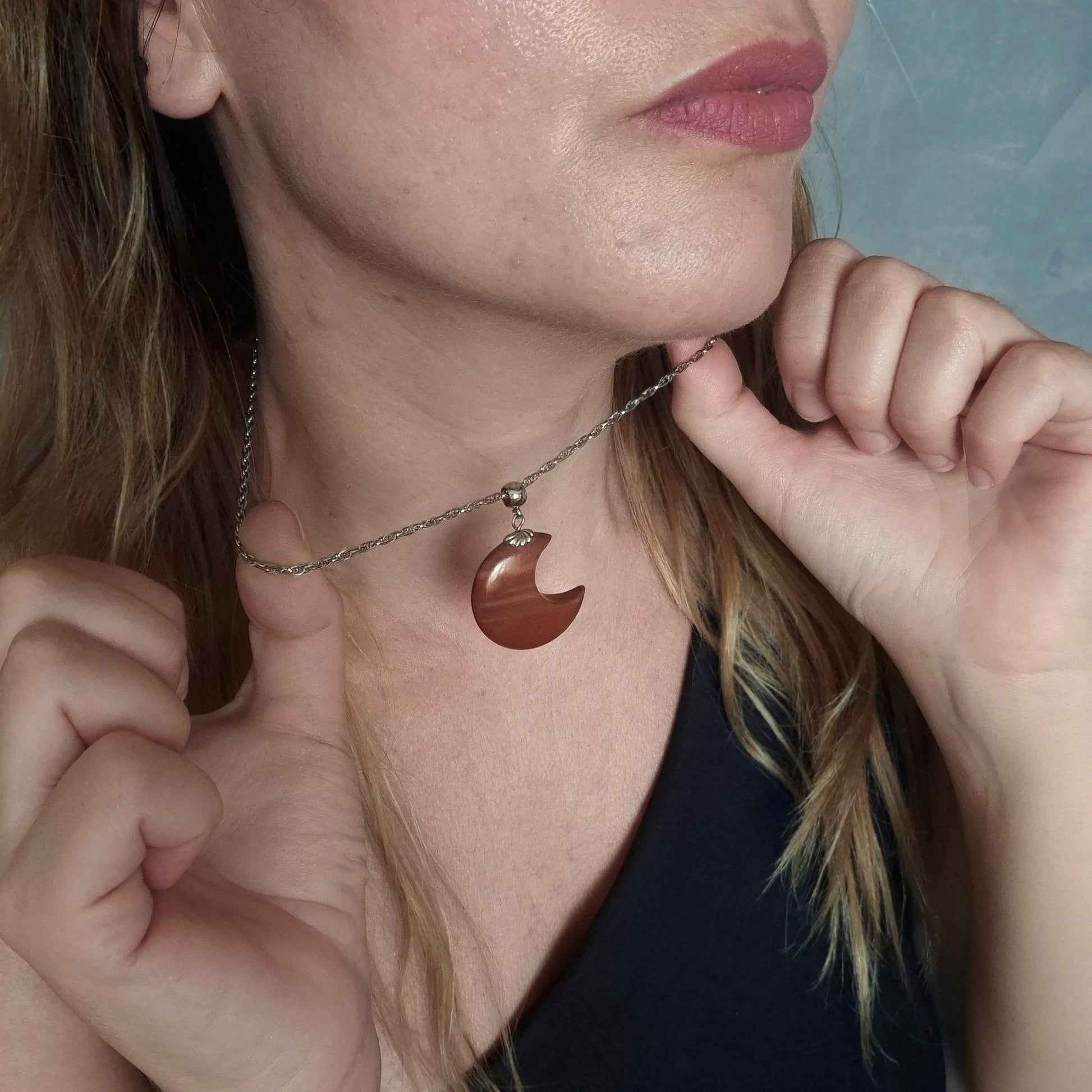 Collana con Luna in Diaspro rosso
