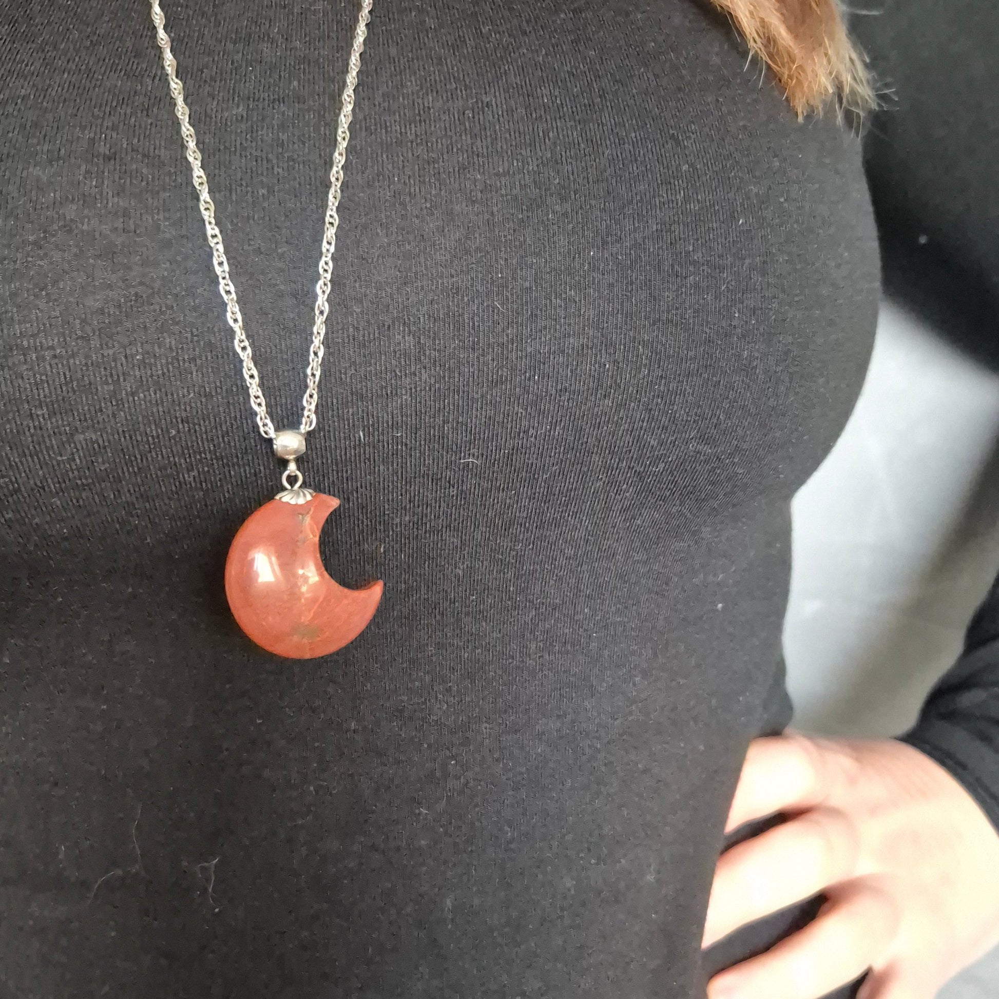 Collana con Luna in Diaspro rosso
