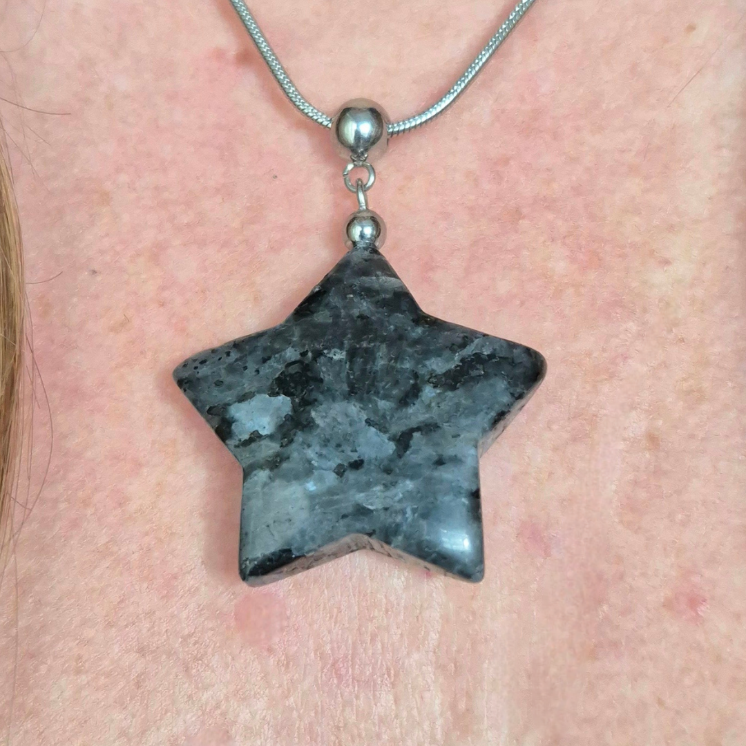 Collana con Stella in Labradorite nera
