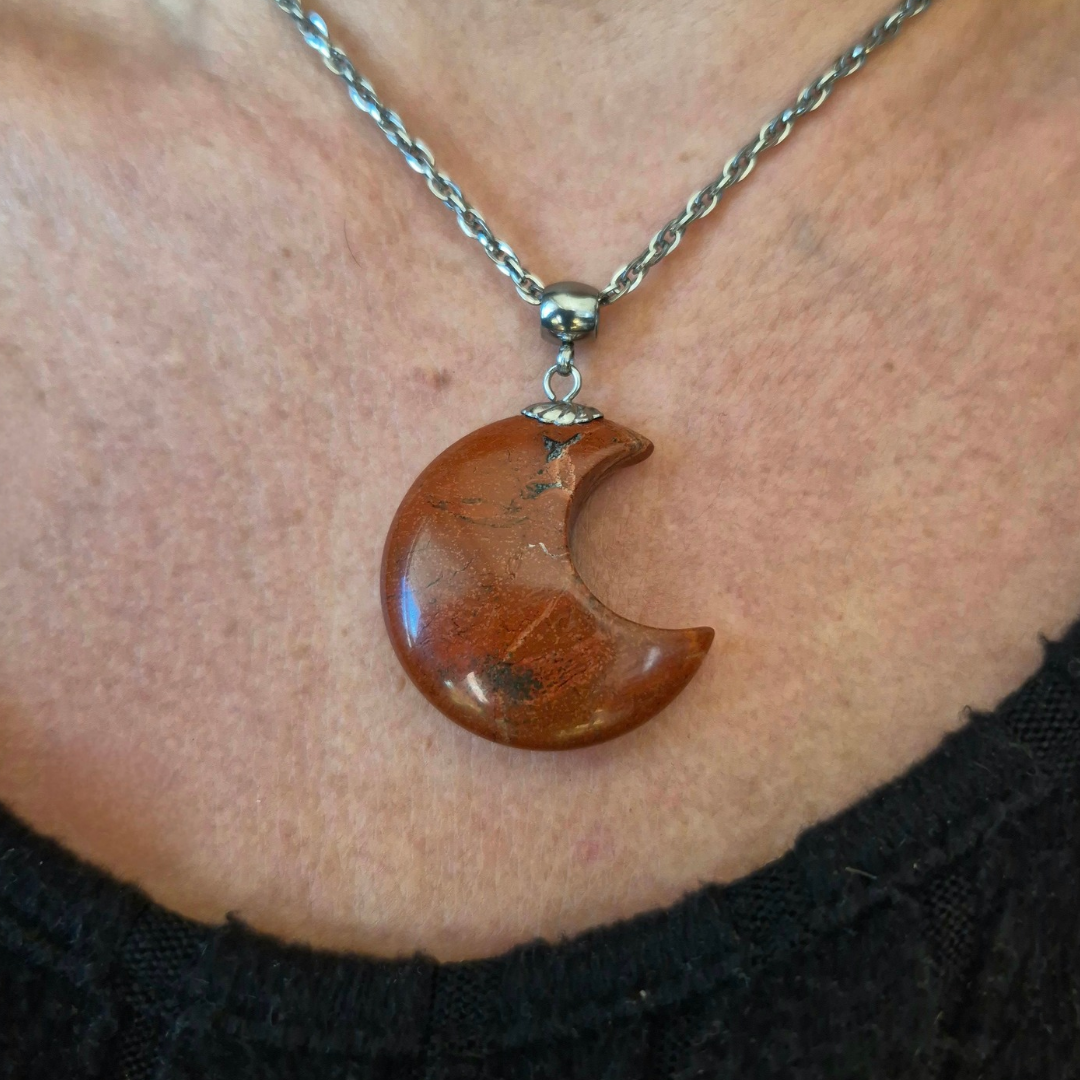 Collana con Luna in Diaspro rosso