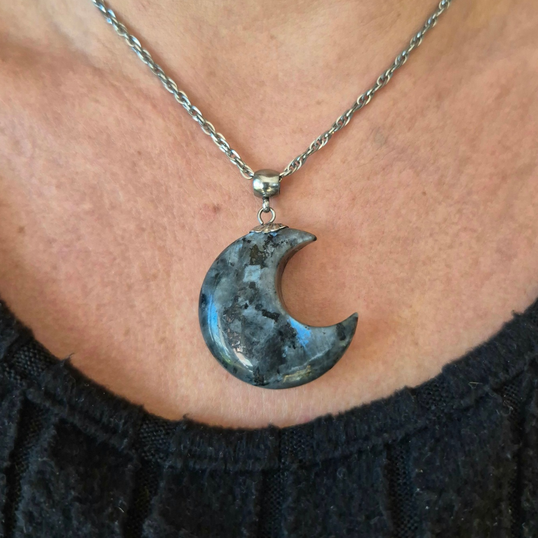 Collana con Luna in Labradorite nera