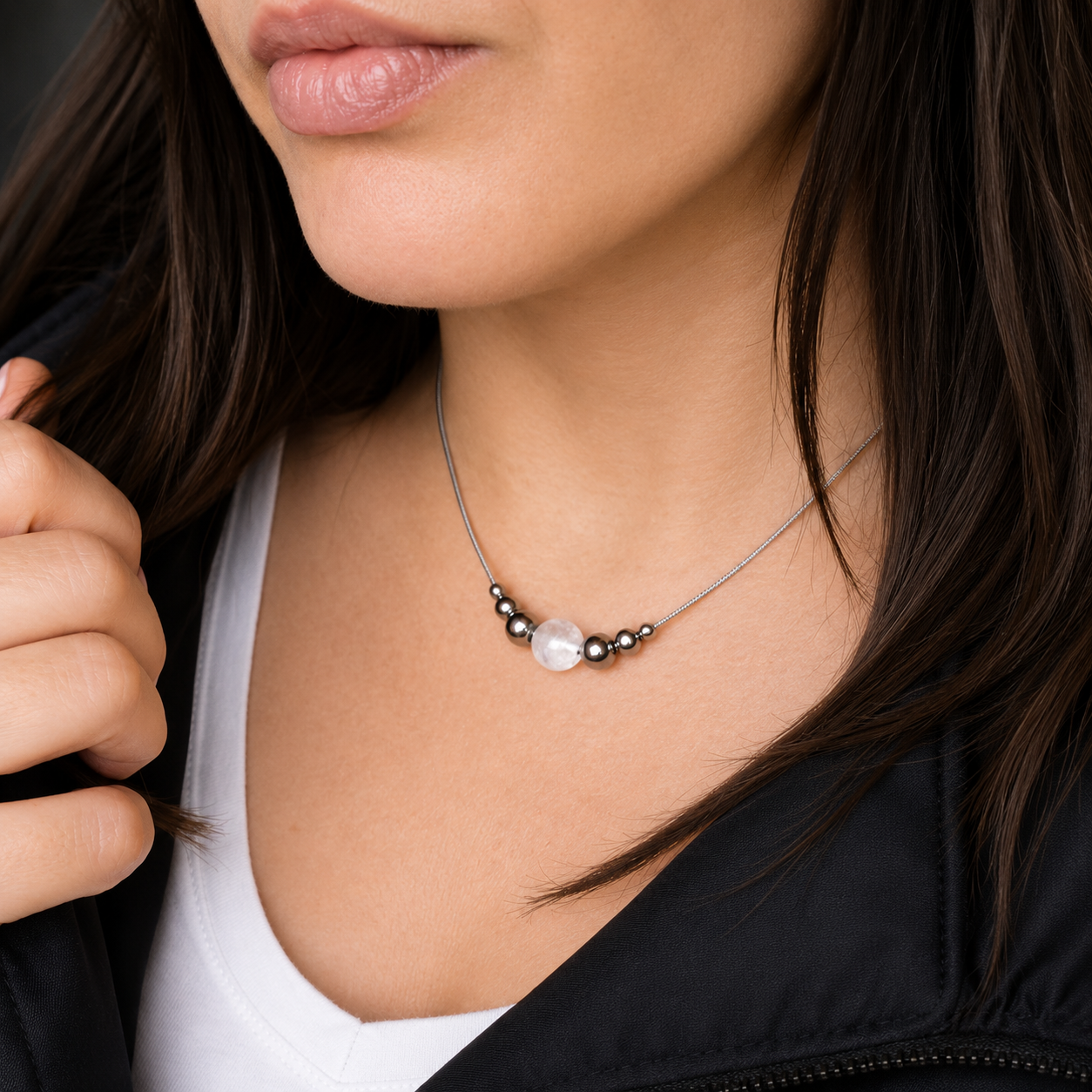 Collana Luce con sfera in Quarzo Crepitante indossata