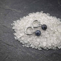 Orecchini a cerchio con pietra naturale