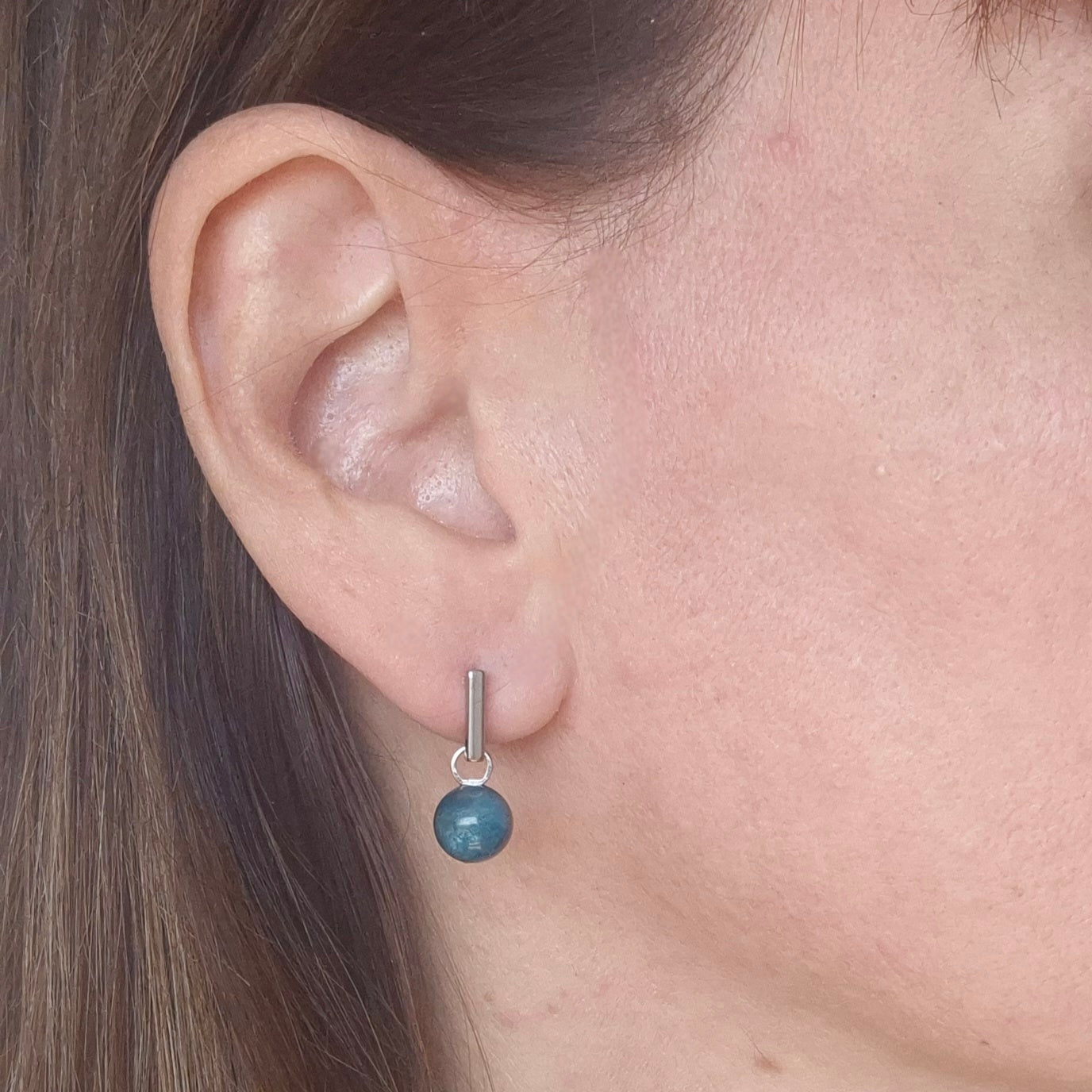 Orecchino a cerchio con pietra naturale