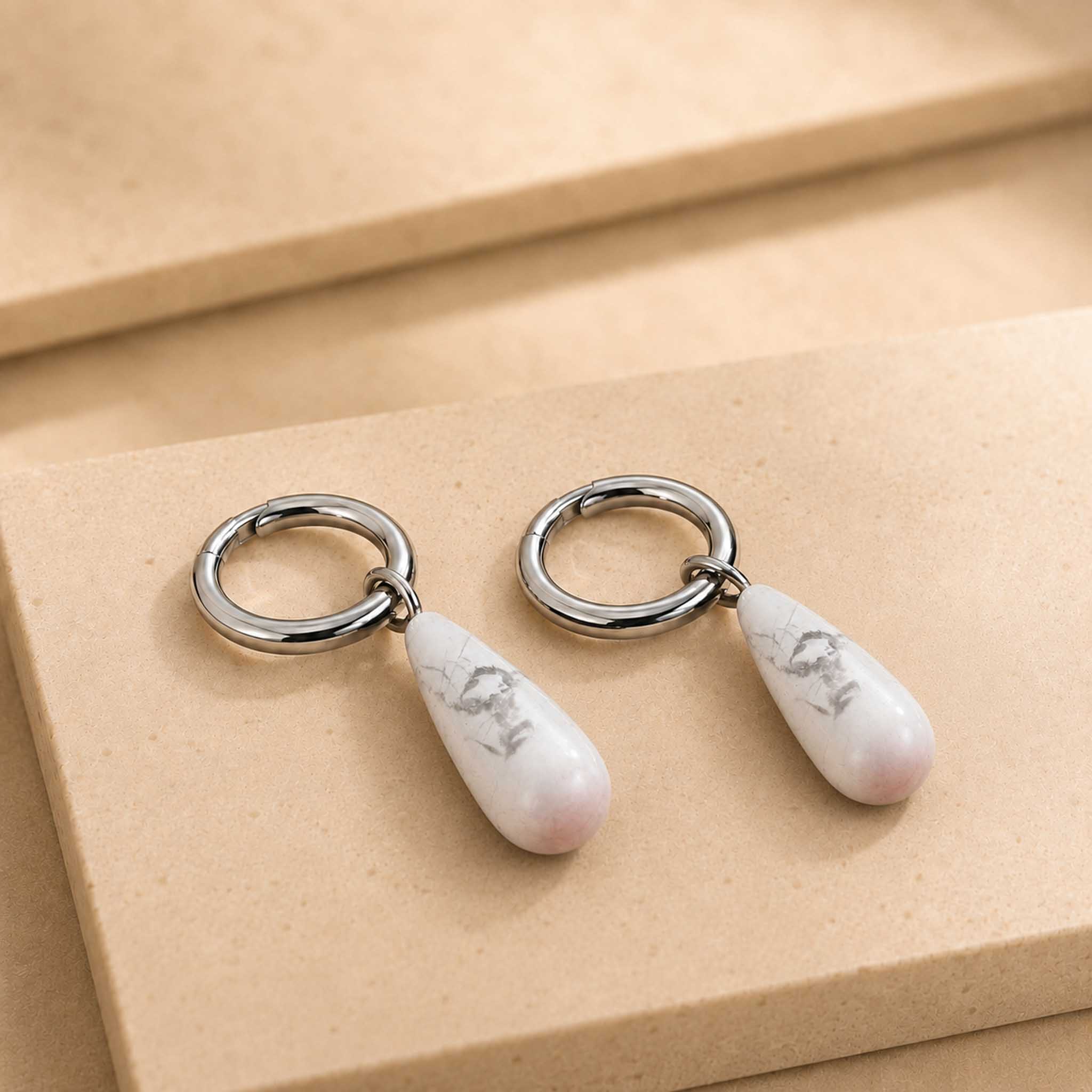 Orecchini con pendente a goccia in Howlite