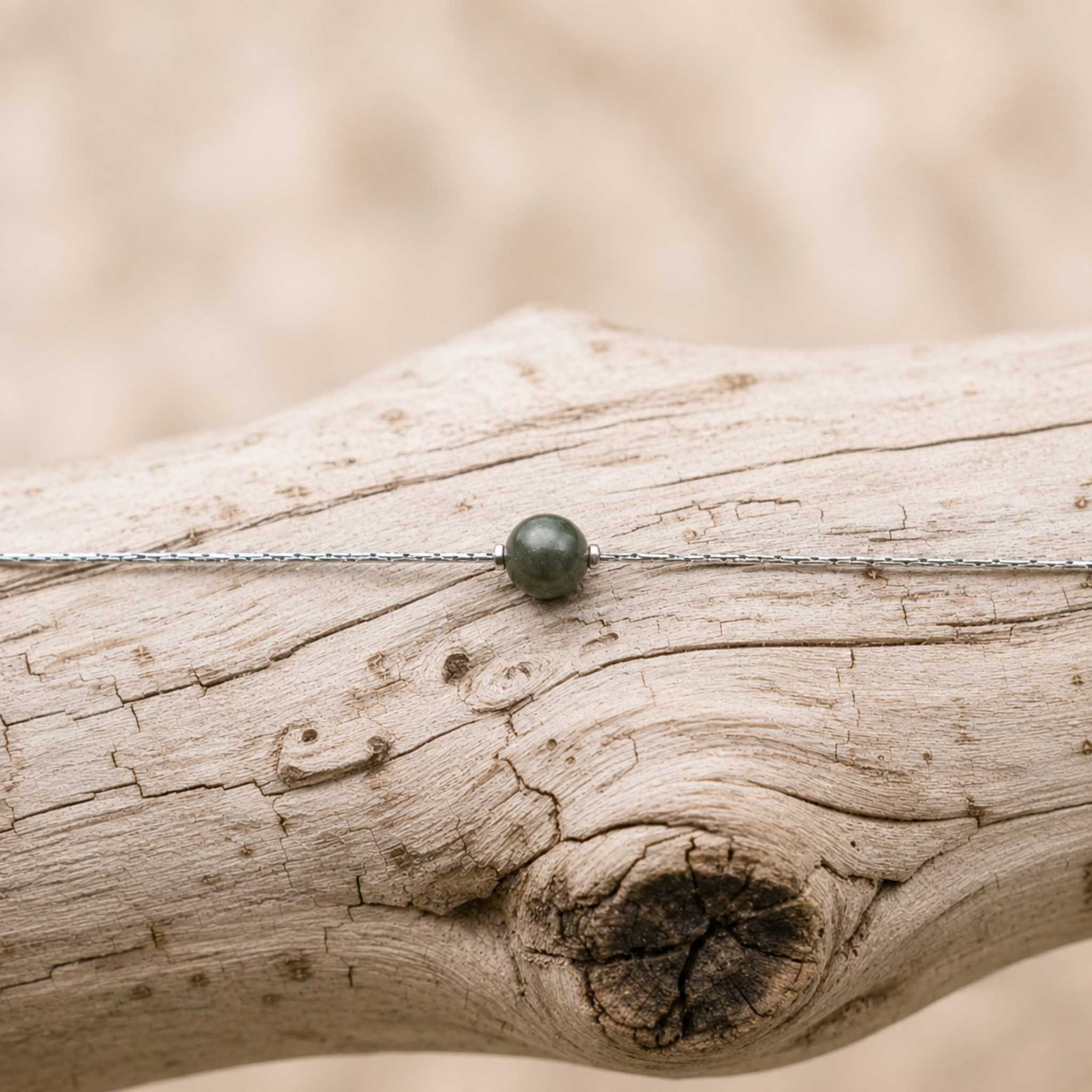 Collana con sfera in pietra naturale