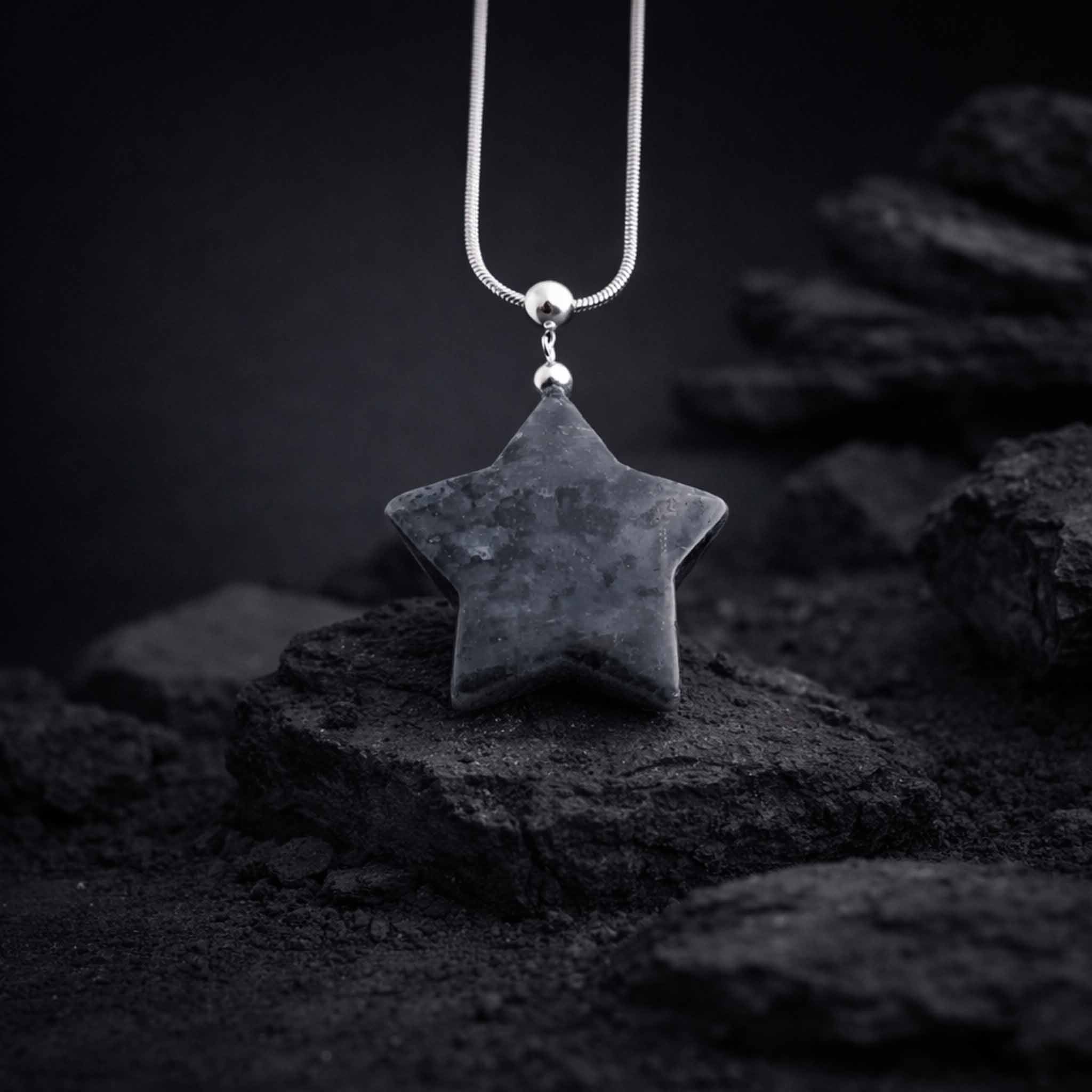 Collana con Stella in Labradorite nera